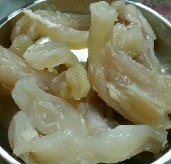 Sơ chế gân bò để ngâm sả tắc